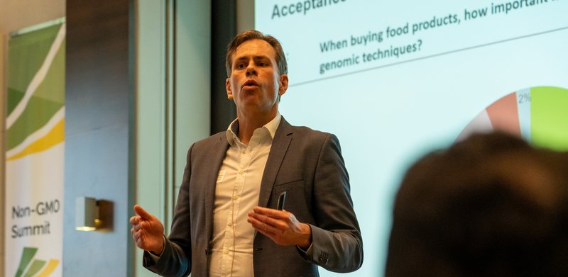 Prof. Dr. Holger Buxel stellt seine Marktforschungsergebnisse beim Non-GMO Summit 2026 in Frankfurt vor. Foto von Nina Werth